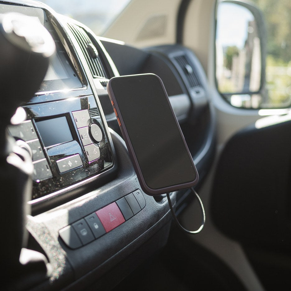 iPhone on the Tactic Engineering MagSafe phone mount in the centre cup holder of a pre-2022 Fiat Ducato, same dashboard as Citroën Jumper, Peugeot Boxer and Ram ProMaster