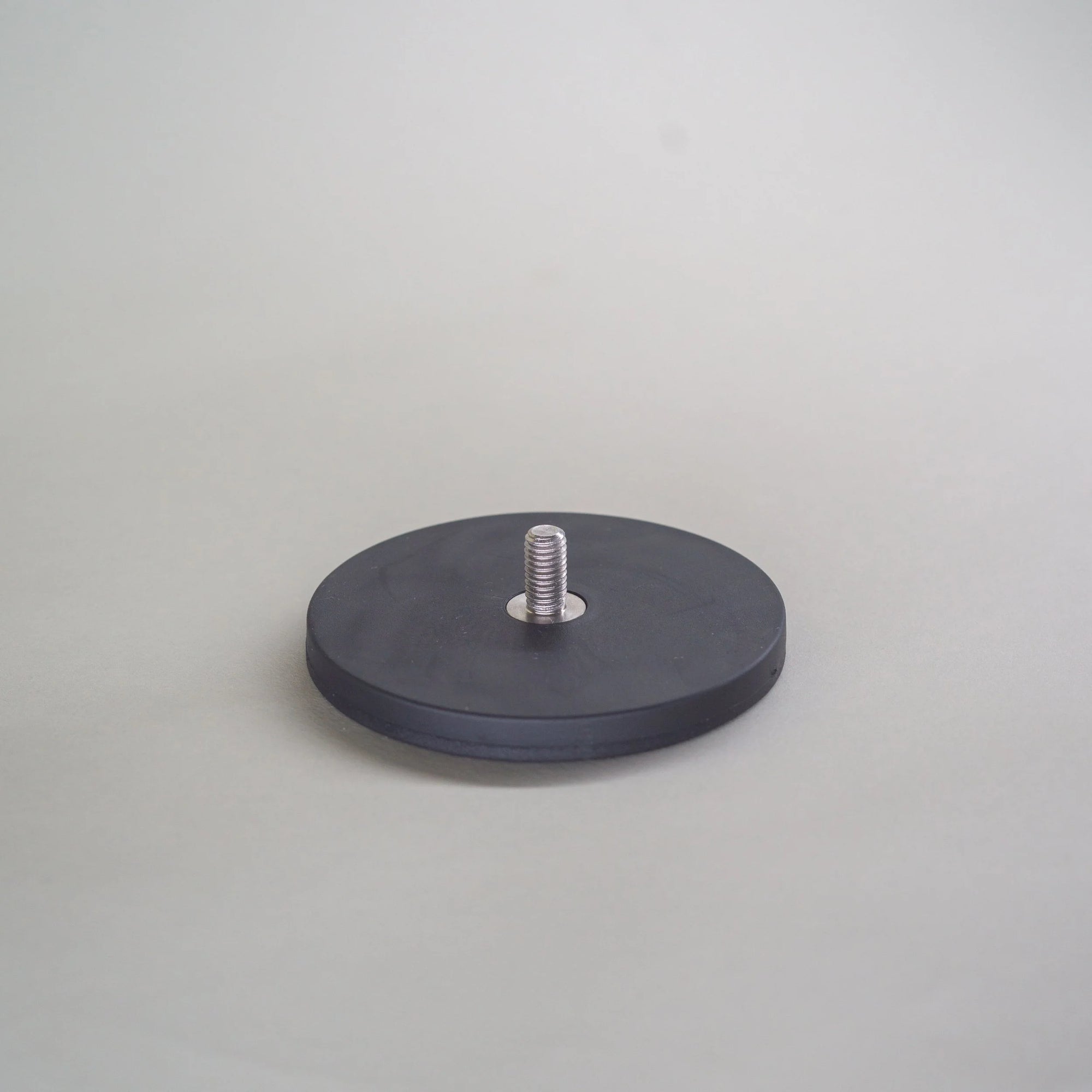 Single Magnets: 55kg strength / M8 Thread / 90 mm diameter