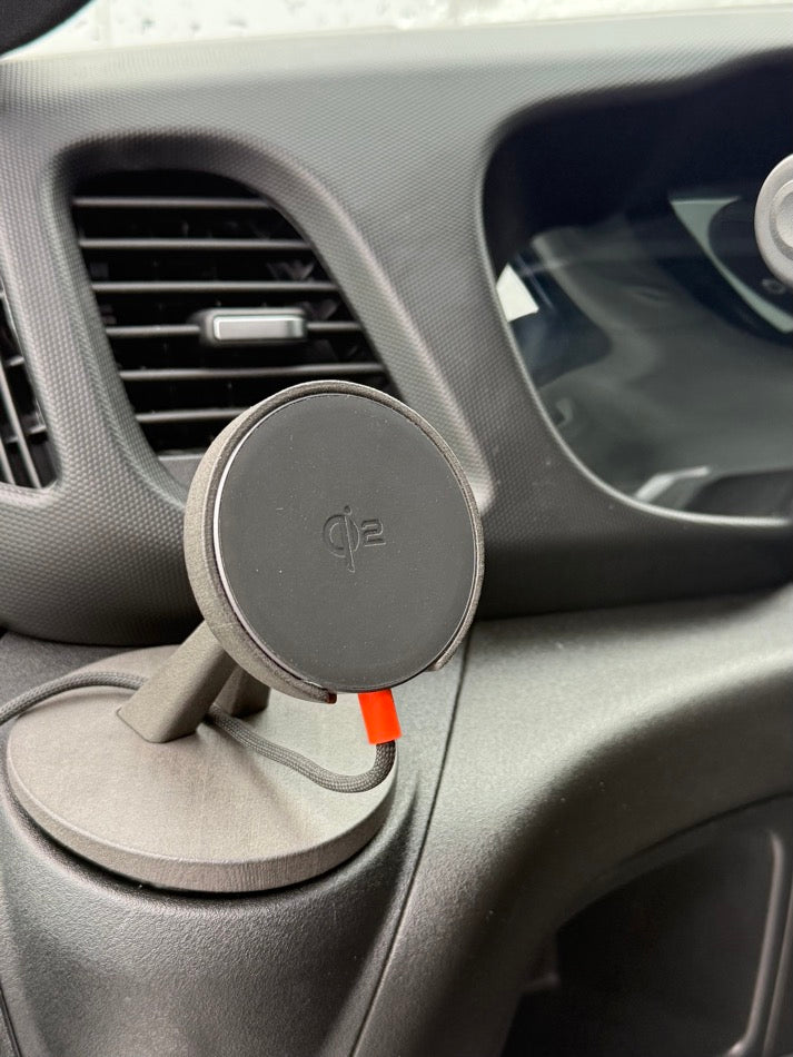 Soporte para teléfono MagSafe de Tactic Engineering instalado en el cupholder del Iveco Daily con cable USB-C naranja