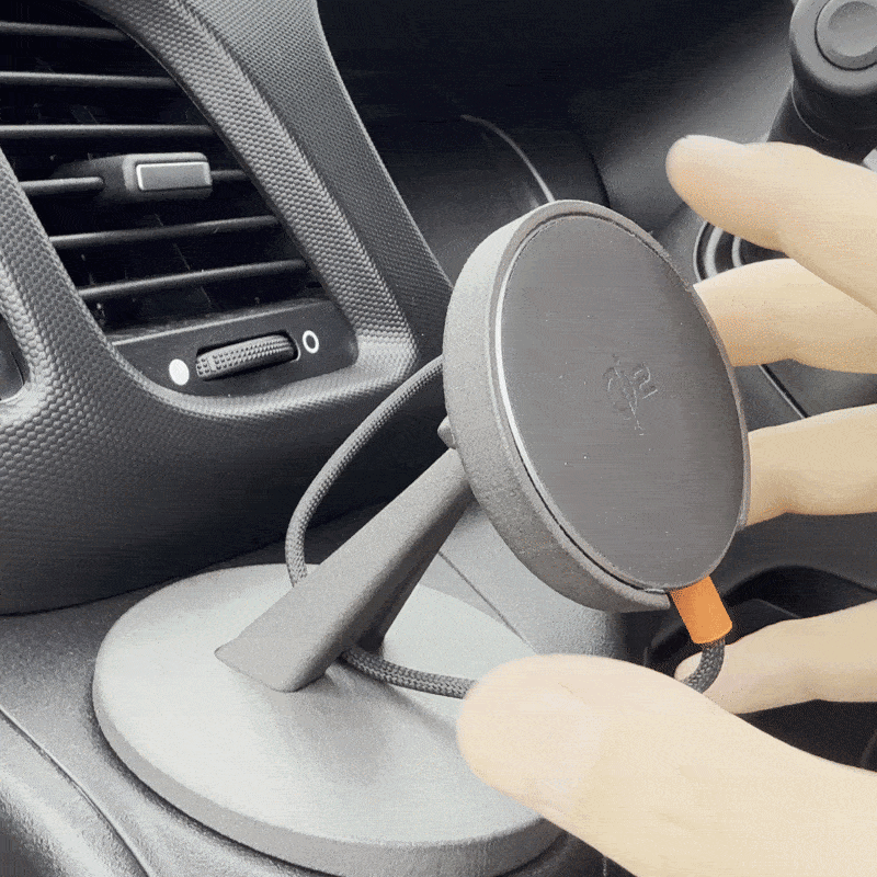 Junta de bola ajustable en el soporte para teléfono MagSafe del Iveco Daily de Tactic Engineering