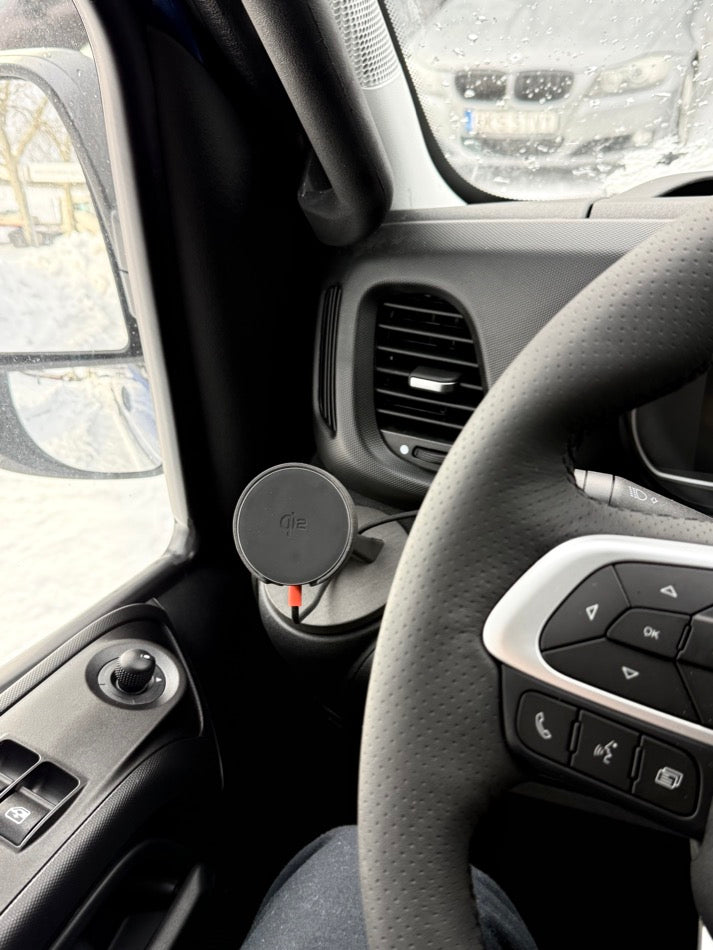 Soporte MagSafe de Tactic Engineering en Iveco Daily mostrando posición relativa al volante y rejillas de ventilación