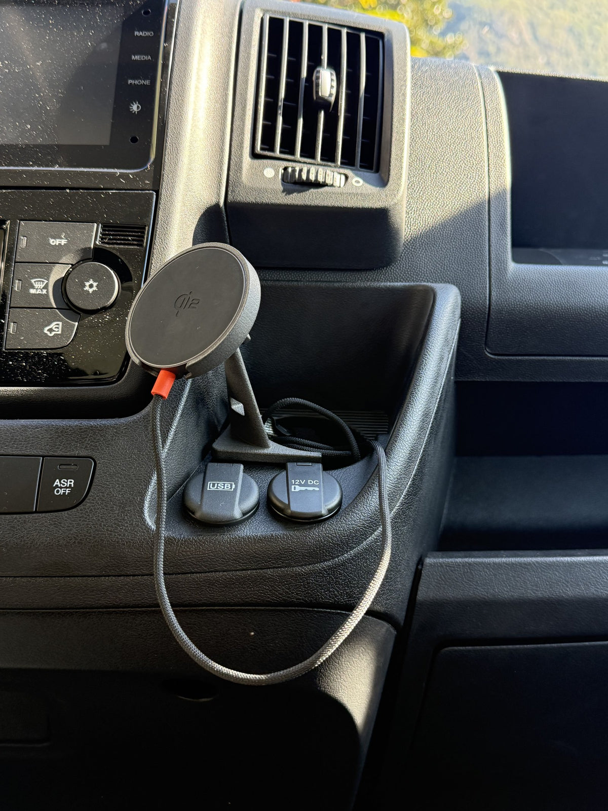 Phone mount installed in the centre cup holder of a Fiat Ducato, Citroën Jumper, Peugeot Boxer or Ram ProMaster
