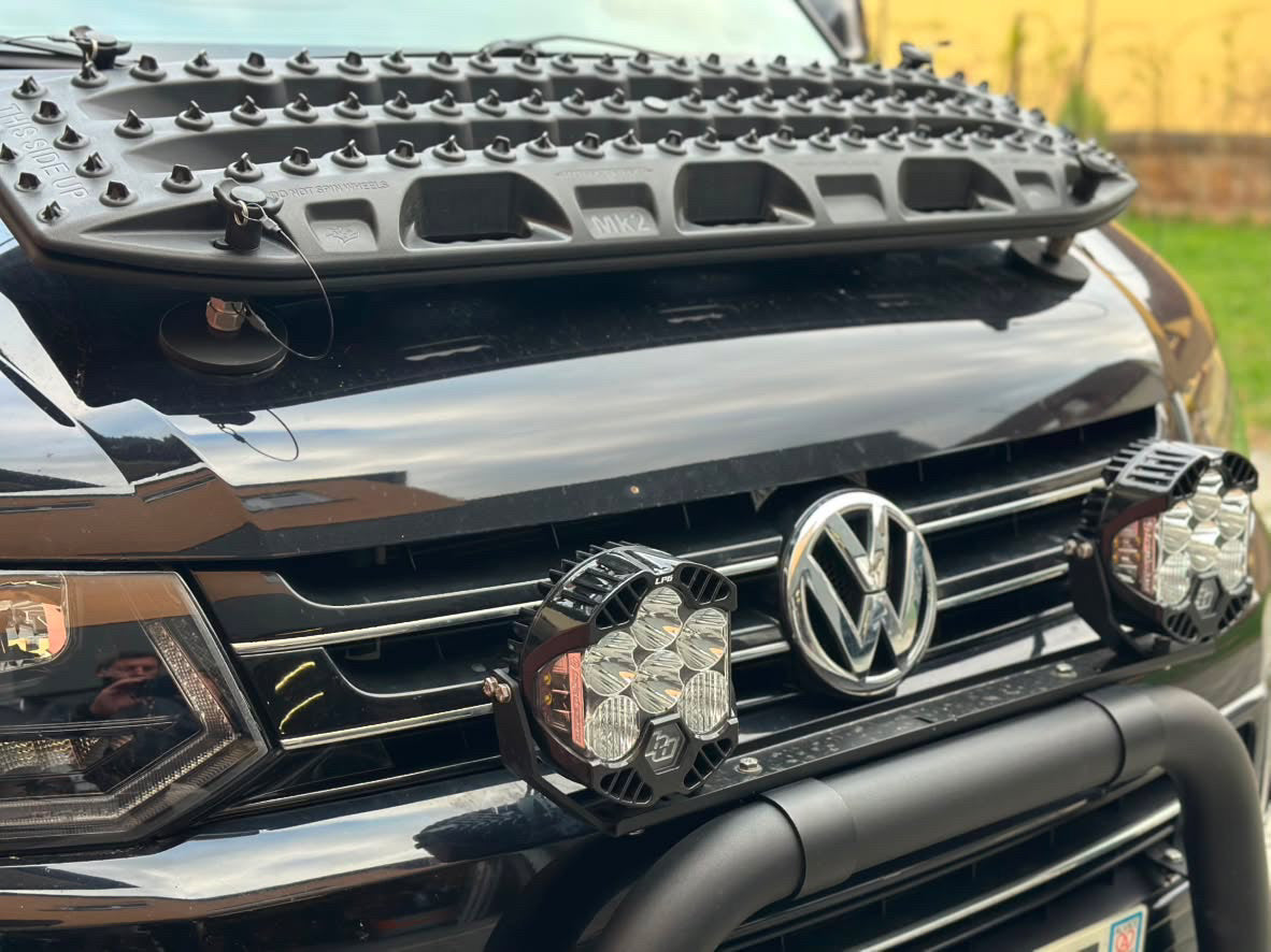 Plancha de rescate MAXTRAX MKII sobre el capó curvo de una pick-up VW, sujeta con los soportes magnéticos Tactic Engineering para superficies curvas, fabricado en Suiza, sin taladrar
