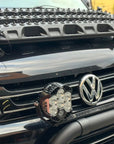 Plancha de rescate MAXTRAX MKII sobre el capó curvo de una pick-up VW, sujeta con los soportes magnéticos Tactic Engineering para superficies curvas, fabricado en Suiza, sin taladrar
