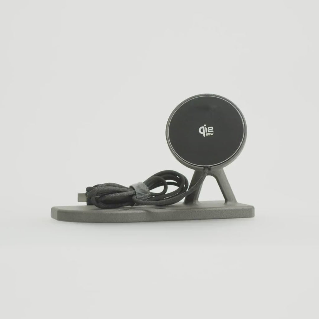 Jeep Wrangler JL (2024+) and Gladiator JT phone mount by Tactic Engineering rotating 360°: vehicle-specific SLS nylon base designed and built in Switzerland, with MagSafe-compatible Qi2 wireless charger.