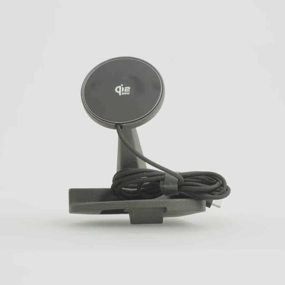 Jeep Wrangler JL 4xe plug-in hybrid (2021–2023) phone mount by Tactic Engineering rotating 360°: vehicle-specific SLS nylon base designed and built in Switzerland, with MagSafe-compatible Qi2 wireless charger.