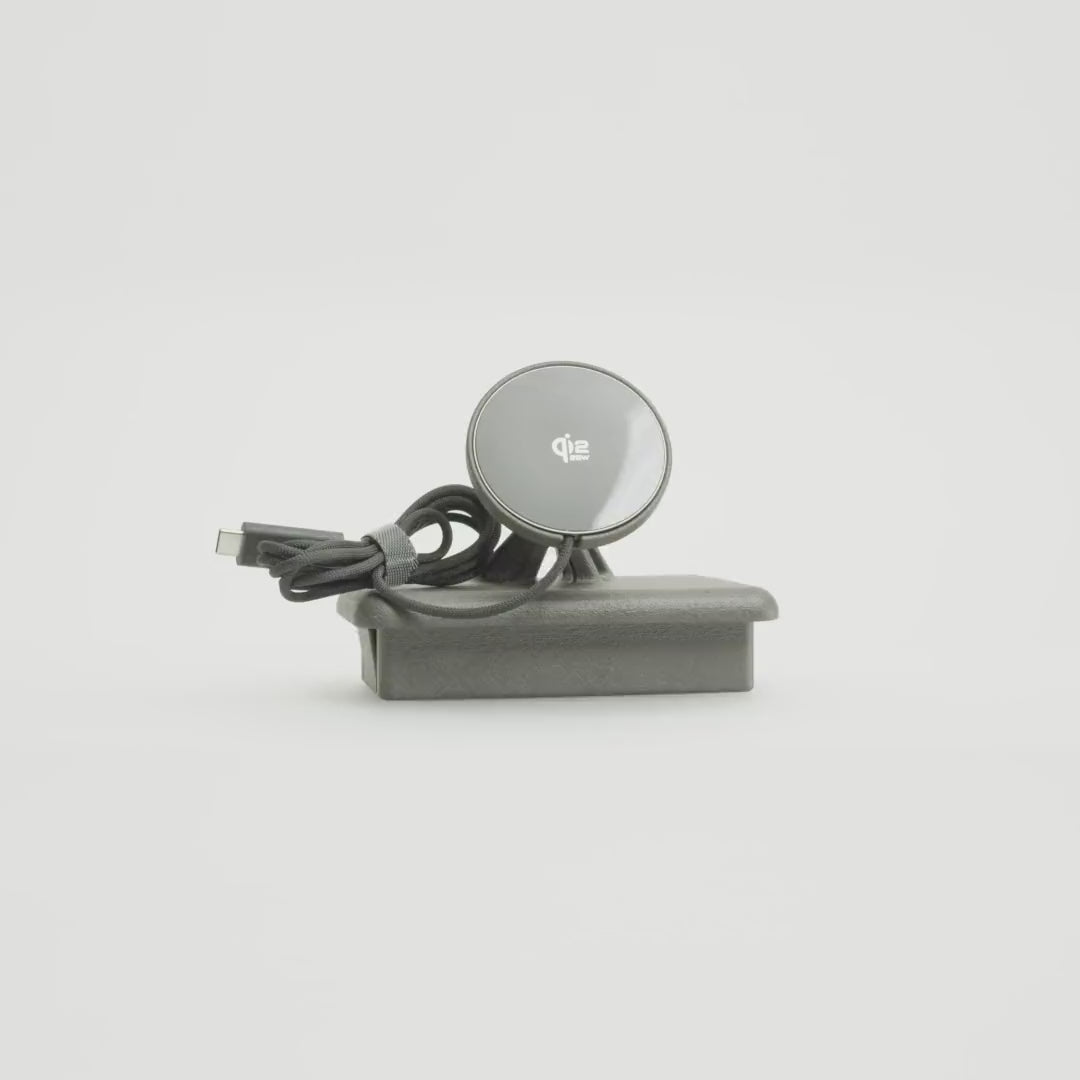 Land Rover Defender 1987–2006 phone mount by Tactic Engineering rotating 360°: vehicle-specific SLS nylon base with MagSafe-compatible Qi2 wireless charger