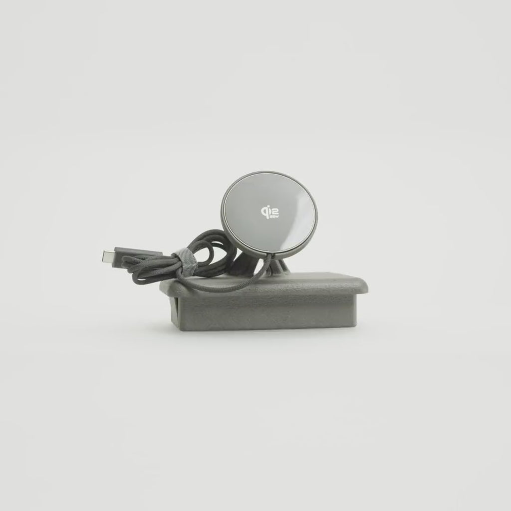 Land Rover Defender 1987–2006 phone mount by Tactic Engineering rotating 360°: vehicle-specific SLS nylon base with MagSafe-compatible Qi2 wireless charger