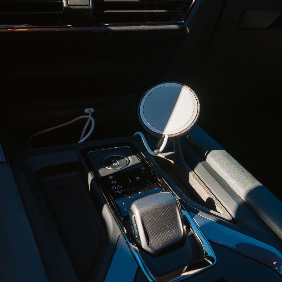Tactic Engineering MagSafe telefoonhouder voor Cupra Formentor 2024+, gemonteerd op de middenconsole naast de versnellingspook, met gevlochten USB-C-kabel. Gemaakt in Zwitserland.